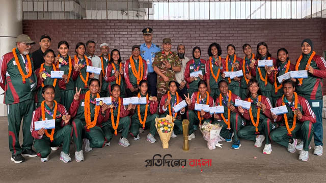 ওমান জয়ের ট্রফি হাতে দেশে ফিরলেন হকির স্বর্ণকন্যারা