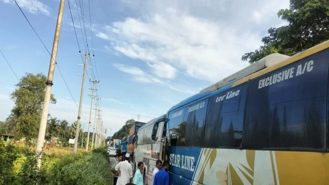 ঢাকা-চট্টগ্রাম মহাসড়কে ভয়াবহ যানজটের সৃষ্টি হয়েছে। কুমিল্লার চান্দিনা থেকে নারায়ণগঞ্জের আষাড়িয়ারচর ব...