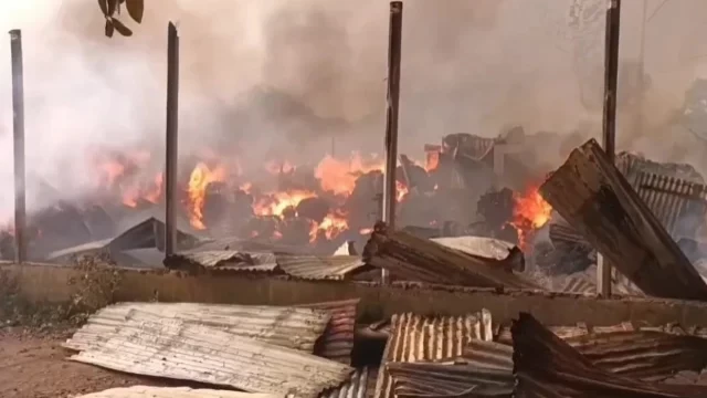 গাজীপুরে ঝুটের গোডাউনে আগুন, নেভাতে কাজ করছে ৫ ইউনিট