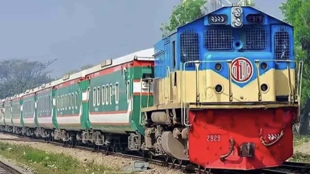 দুর্গাপূজায় যাত্রীদের সুবিধায় বিশেষ ট্রেন, পাঁচ ট্রেনের সাপ্তাহিক ছুটি বাতিল