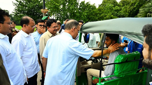 জুলাই যোদ্ধাদের জীবিকার জন্য অটোরিকশা-রিকশা দিলেন প্রধানমন্ত্রী