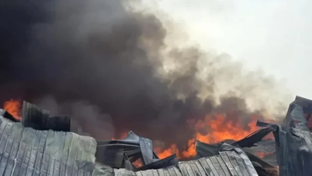গাজীপুরে পোশাক কারখানার গুদামে আগুন, কাজ করছে ফায়ার সার্ভিসের ৮ ইউনিট