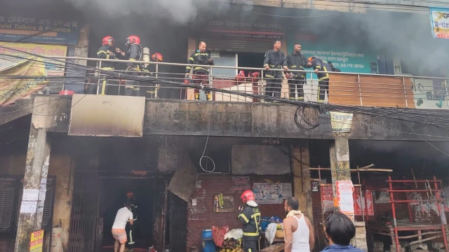 বিজয় সরণির কলমিলতা বাজারে আগুন, নিয়ন্ত্রণে ১০টি ইউনিট