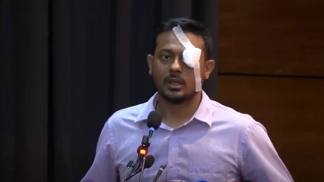 চোখে ব্যান্ডেজ বেঁধে মঞ্চে উঠে প্রতিবাদ নাসীরুদ্দীন পাটওয়ারীর