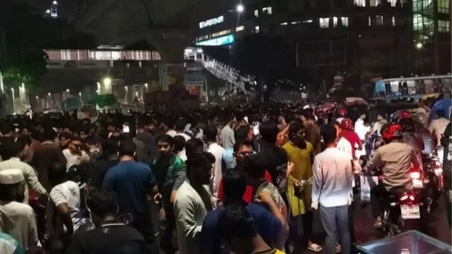 শিবির নেতা হত্যার প্রতিবাদে শাহবাগে অবরোধ