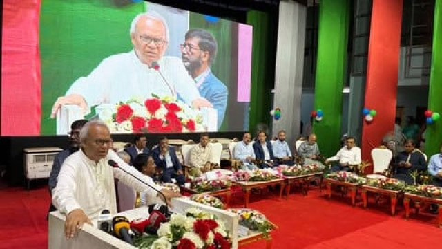 পোশাক খাতের সংকট মোকাবিলায় ব্যাংক ও আর্থিক খাত পুনর্গঠনের তাগিদ রুহুল কবির রিজভীর