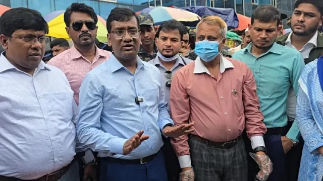 শাহ আলী বাজারে যৌথ অভিযান: জেলি যুক্ত চিংড়ি ও অসুস্থ কলিজা জব্দ, লাল লাইট অপসারণ