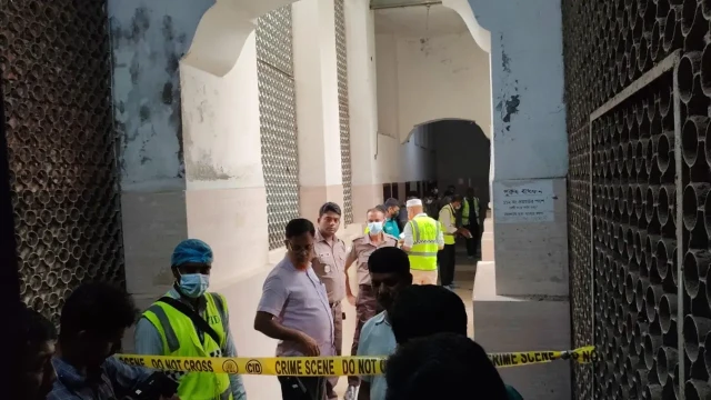 ঢামেকের বাথরুমে নারীর মরদেহ, রক্তমাখা ছুরি ঘিরে তদন্ত