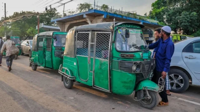 রাজধানীতে তীব্র গ্যাস সংকট: ভোগান্তিতে সিএনজি চালক ও যাত্রীরা