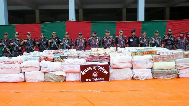 মৌলভীবাজারের শ্রীমঙ্গল রেলস্টেশনে ঢাকাগামী জয়ন্তিকা এক্সপ্রেস ট্রেনে অভিযান চালিয়ে