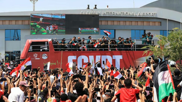 দেশে ফিরেই বীরের সম্মান, রাজকীয় অভ্যর্থনায় সিক্ত মিশর ফুটবল দল