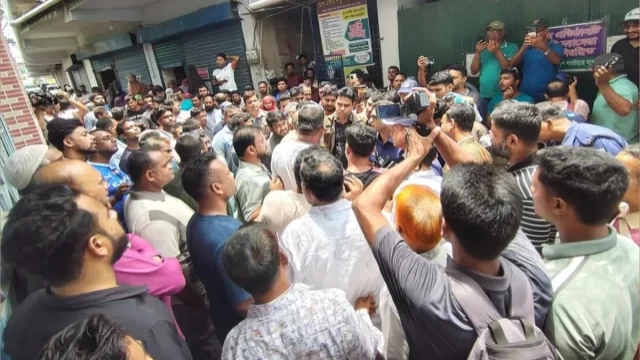 যশোরে জামায়াতের এমপির বাড়িতে বিক্ষোভ, মহাসড়ক অবরোধ