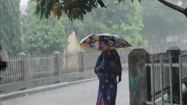 দেশের বিভিন্ন স্থানে মাঝারি থেকে ভারি বর্ষণের পূর্বাভাস