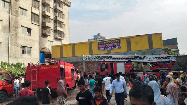 ঢাকার কেরানীগঞ্জের আতাশুর এলাকায় একটি প্লাস্টিক কারখানায় অগ্নিকাণ্ডে সাকিব হাসান (১৮) নামে এক তরুণের...