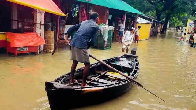 টানা বর্ষণে নদীর পানি বৃদ্ধি, কয়েক জেলায় স্বল্পমেয়াদি বন্যার আশঙ্কা