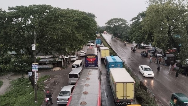 ঢাকা-চট্টগ্রাম মহাসড়কের মুন্সীগঞ্জের গজারিয়া অংশে ঢাকা অভিমুখী লেনে প্রায় ১৩ কিলোমিটার