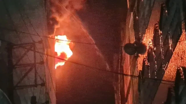 চকবাজারে পাশের ভবনেও ছড়াল আগুন, নিয়ন্ত্রণে ১০ ইউনিট