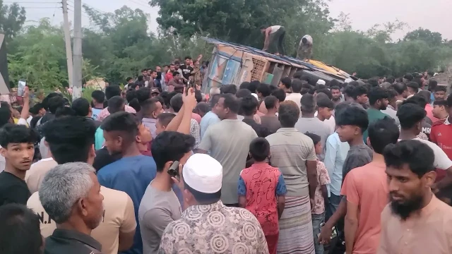 নীলফামারীতে ট্রাকের সঙ্গে সংঘর্ষ, প্রাণ গেল দুজনের