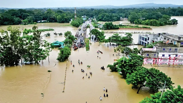 সাত জেলায় বন্যা পরিস্থিতির অবনতি, প্রাণহানি বেড়ে ৫১