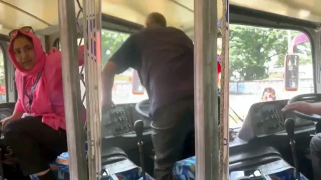 শাহজাহানপুরে ফ্লাইওভারে উঠতে পারল না পিংক বাস, সহায়তায় পুরুষ চালক