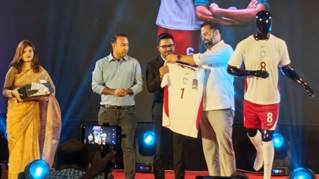 বাংলার বর্ণমালায় নতুন সাজ, উন্মোচিত জামাল-হামজাদের জাতীয় দলের জার্সি