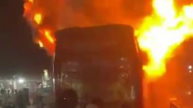 মিরপুরের পর বাড্ডায় দাঁড়িয়ে থাকা বাসে আগুন