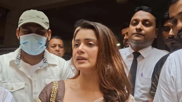 ‘শাড়িটি উপহার হিসেবে পেয়েছিলাম, এমন গিফট নিয়মিতই আসে’: তানজিন তিশা