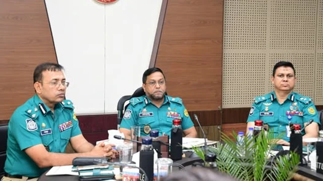 নিশ্ছিদ্র নিরাপত্তায় দুর্গাপূজা উদযাপনের আশ্বাস ডিএমপি কমিশনারের