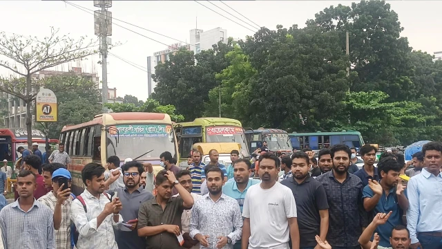 পরীক্ষা কেন্দ্রে গিয়ে নিয়োগ পরীক্ষা স্থগিতের খবর, ঢাকার বিভিন্ন সড়কে বিক্ষোভ