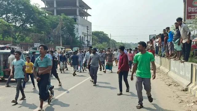 অটোরিকশা চালকদের অবরোধে অচল মোহাম্মদপুর-বসিলা সড়ক