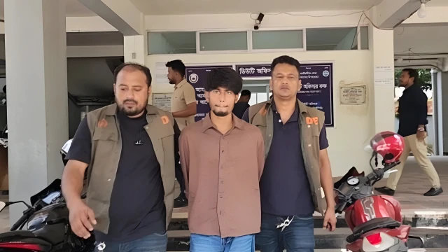 কুমিল্লার লালমাইয়ে সপ্তম শ্রেণির শিক্ষার্থী জান্নাতুল তাজমিন হত্যা মামলার তদন্তে আটক রিয়াজ উদ্দিন রা...