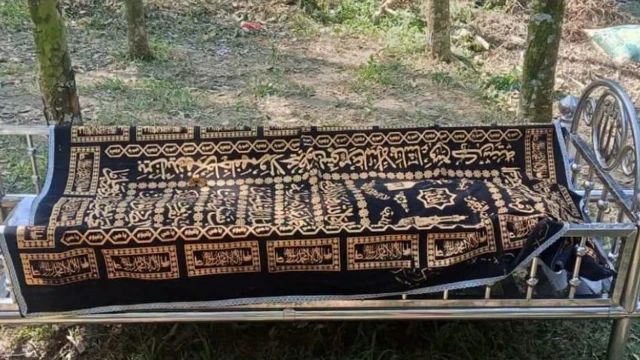 বাবার জীবদ্দশায় ছেলের নামে জমি লিখে দেওয়াকে কেন্দ্র করে জানাজা ও দাফনে আপত্তি জানান মেয়ে।