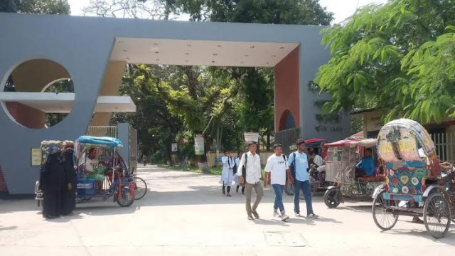 ১৯৫৮ সালে প্রতিষ্ঠিত নীলফামারী সরকারি কলেজে বর্তমানে প্রায় ১৮ হাজার শিক্ষার্থী (১৫