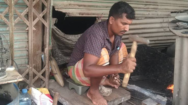 কোরবানি ঈদকে সামনে রেখে ব্যস্ততা বাড়ছে ঢাকার কামারপট্টিগুলোতে