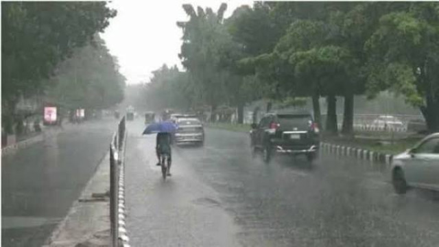 রাজধানীসহ দেশের বিভিন্ন অঞ্চলে বজ্রবৃষ্টির পূর্বাভাস, অব্যাহত থাকতে পারে মৃদু তাপপ্রবাহ