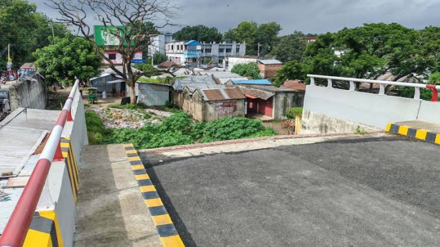 মাগুরার শালিখা উপজেলার ফটকি নদীর ওপর ১৬ কোটি টাকারও বেশি ব্যয়ে নির্মিত একটি সেতু