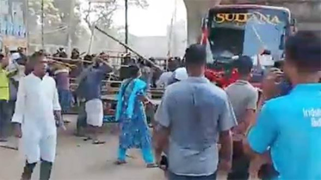 সাভারের আশুলিয়ার ইপিজেড (ডিইপিজেড) এলাকায় মহাসড়ক ও ফুটপাত দখলমুক্ত করতে