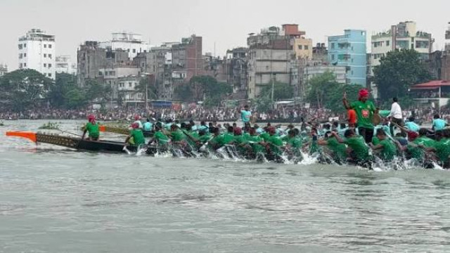 ঢাকার ৪১৬ বছর পূর্তিতে বুড়িগঙ্গায় ঐতিহ্যবাহী নৌকা বাইচ অনুষ্ঠিত