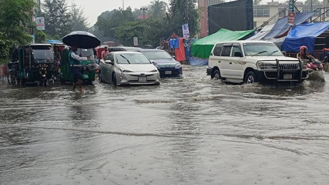 ভারি বৃষ্টিতে ডুবল রাজধানীর বিভিন্ন এলাকা, চরম দুর্ভোগে নগরবাসী