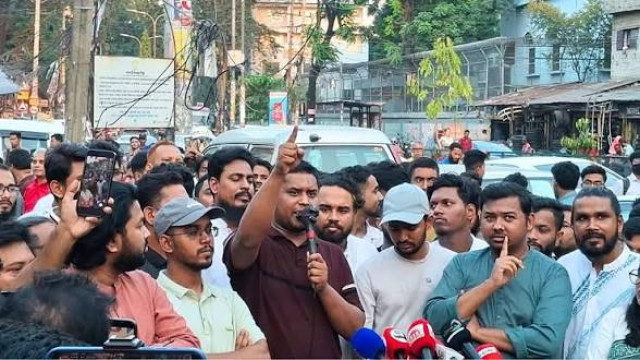 প্রধানমন্ত্রীর আশেপাশের লোকজনের পকেটে ফিরতি টিকিট থাকে: হাসনাত আবদুল্লাহ