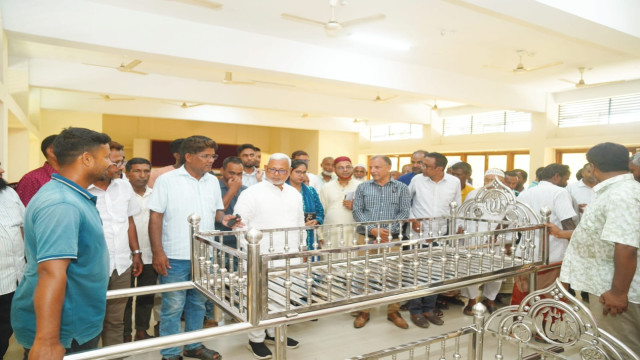 কাহারোলে ১৪টি মসজিদে মরদেহ বহনের খাটিয়া বিতরণ