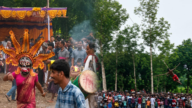 ঠাকুরগাঁওয়ে ঐতিহ্যবাহী জেলেপাড়ার গম্ভীরা মেলা শুরু: দর্শনার্থীদের উপচে পড়া ভিড়