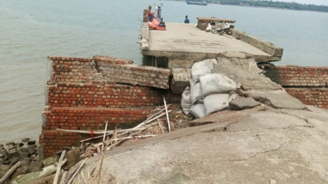 ভাঙনের ঝুঁকিতে শ্যামনগরের ডুমুরিয়া খেয়াঘাট, উদ্বেগে দুই ইউনিয়নের বাসিন্দারা