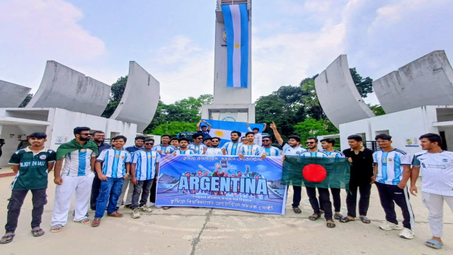 কুবিতে আর্জেন্টিনা সমর্থকদের বর্ণাঢ্য শোভাযাত্রা