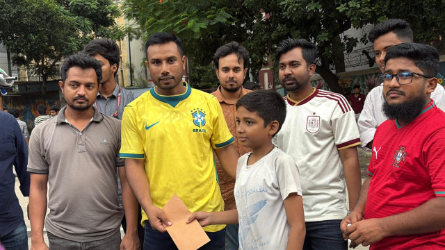 শিশু দোকানদার সাদ্দামের পাশে জবি ছাত্রদল, সহায়তার হাত বাড়ালেন শাহরিয়ার