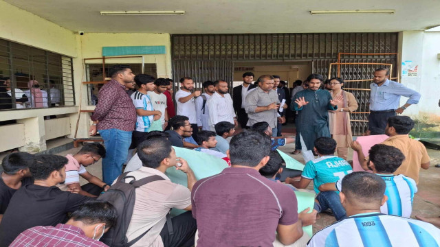 সেশনজট কমানোর দাবিতে কুবির আইন বিভাগের শিক্ষার্থীদের বিক্ষোভ, প্রশাসনের আশ্বাসে কর্মসূচি স্থগিত