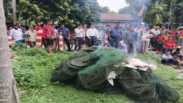 রাজারহাটে অবৈধ মাছ ধরার সরঞ্জামের বিরুদ্ধে অভিযান, বিপুল পরিমাণ জাল ধ্বংস