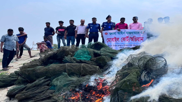 নলডাঙ্গায় অভিযান চালিয়ে ৪৫টি নিষিদ্ধ চায়না দুয়ারী জাল ধ্বংস
