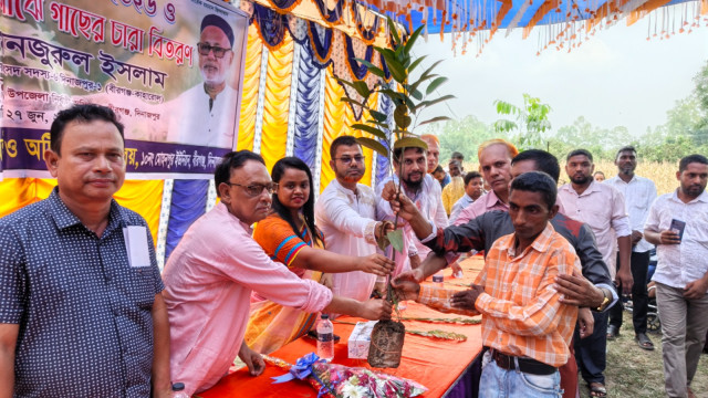 দিনাজপুরের বীরগঞ্জ উপজেলার মোহনপুর বুদ্ধি প্রতিবন্ধী ও অটিস্টিক বিদ্যালয়ের শিক্ষার্থীদের মধ্যে পরিবে...