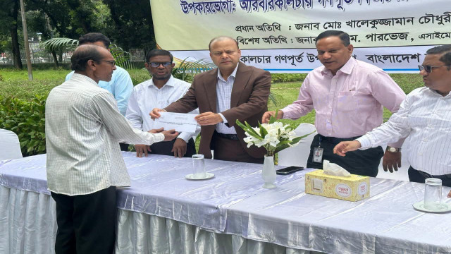 চেক বিতরণ করেন গণপূর্ত অধিদপ্তরের প্রধান প্রকৌশলী মোঃ খালেকুজ্জামান চৌধুরী